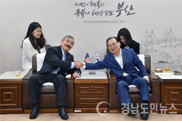 오거돈 부산시장과 해리 해리스 주한미국대사와 만나 경제협력과 한-미 동맹관계 등 의견을 나누고 있다.(사진/부산시)