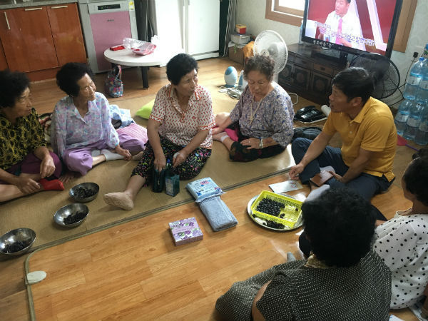 산청읍 행정복지센터에서는 지역 경로당을 직접 찿아다니며 주거급여 부양의무자 기준 폐지 등의 복지사업 내용을 알기쉽게 안내한다