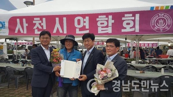 장관상 수상자 - 사천시농업경영인회장 강종석 씨(왼쪽 두 번째)