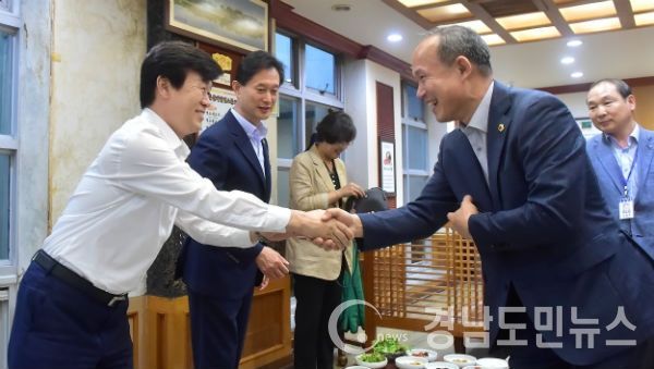 조규일시장 지역도의원과 간담회(사진/진주시)