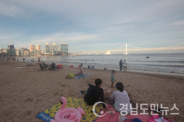 부산 광안리를 찾은 국내・외 관광객들의 모습.