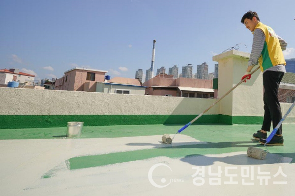 '쿨 루프'는 태양열 반사효과가 높은 차열 페인트를 칠해 열기가 축적되는 것을 막고 실내온도를 낮추는 효과가 있다.