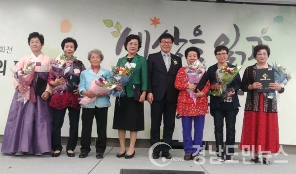 사진 왼쪽에서 3번째 거창군 정을순 학습자(사진/거창군)