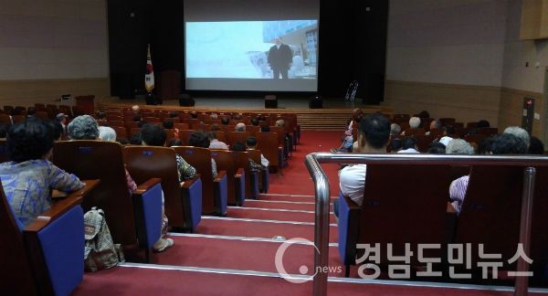 21세기 아카데미 참석자 자치분권 동영상 방영(사진/거창군)