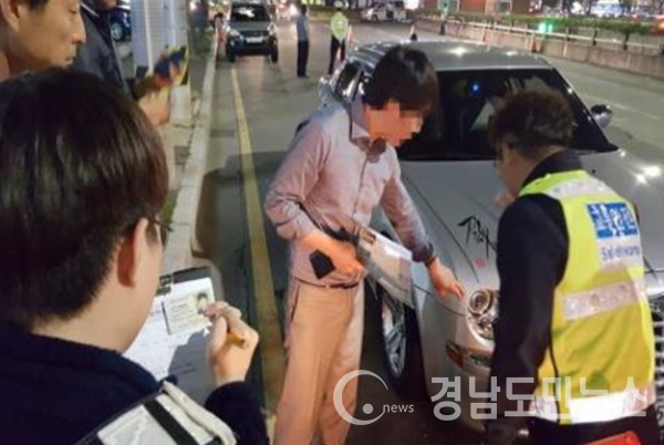 대남교차로 경찰합동 불법(HID, LED)등화 야간단속. (사진/부산시)