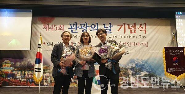 백승용 문화관광해설사, 이미옥 주무관, 서울우유거창공장 김진혁 과장(사진/거창군)