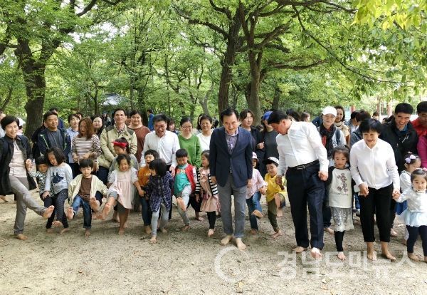 맨발학교 함양지부(지부장 여운주) 주최로 서춘수 함양군수와 황태진 군의회의장을 비롯해 꿈나무유치원 원생과 학부모, 군민 등 100여명이 참여한 가운데 맨발학교 걷기 행사가 열렸다.