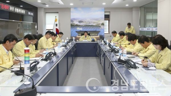 합천군 재난안전대책본부에서 12개 협업부서장이 참석한 가운데 제25호 태풍 콩레이 북상에 따른 상황판단회의 모습(사진=합천군)