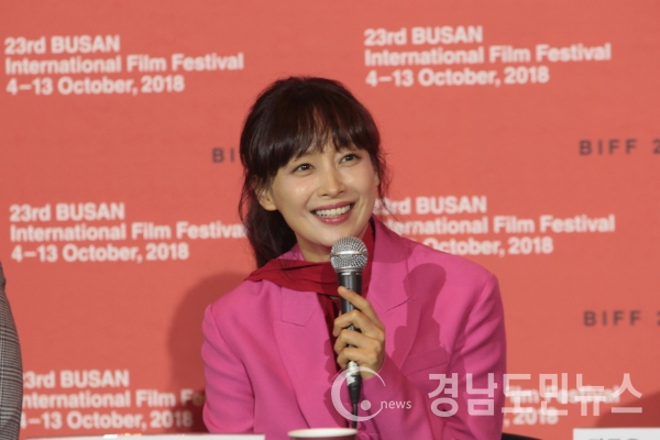 4일 부산 해운대구 우동 영화의 전당 중극장에서 열린 '뷰티풀 데이즈' 기자회견에서 배우 이나영이 취재진의 질문에 답하고 있다.