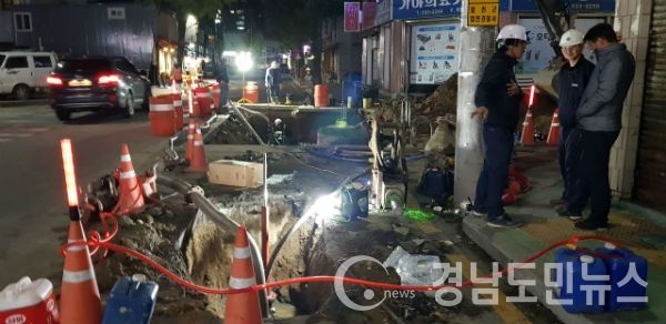 ‘합천읍 하수관로 정비사업’시 간섭되는 기존 상수도관 이설 시 단수없이 시공(부단수공법, Line-Stoping공법)하는 공법을 적용해 공사를 하고 있다.