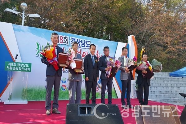 왼쪽 두 번째 이선복 대표