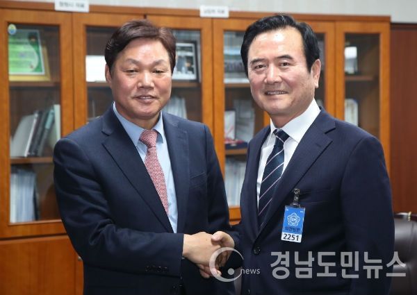 (좌)자유한국당 박완수 국회의원, (우)서춘수 함양군수(사진=함양군)