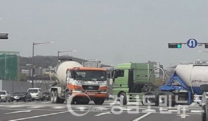 레미콘차량과 대형덤프트럭이 쉴새없이 벌리동 이면도로를 통과하면서 소음과 진동 대기환경 등으로 주민들 불안에 떨고 있다.