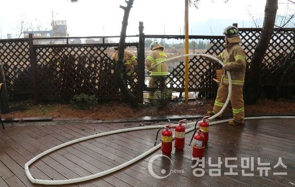 초기진화에 쓰인 소화기4대(사진/거창소방서)