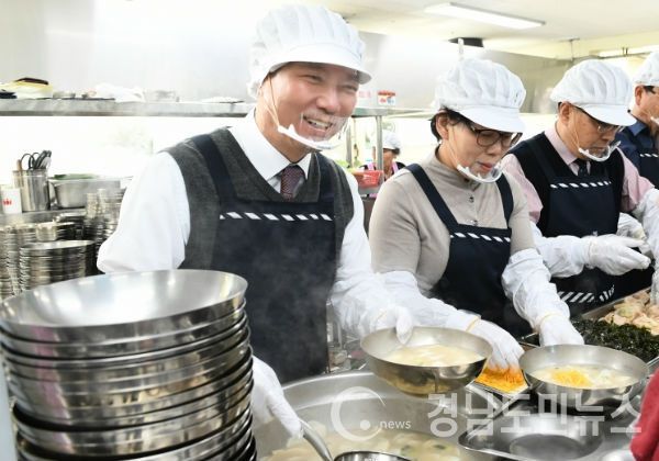 처음 마음으로 앞치마를 두르고 300여 분의 어르신들과 장애인들에게 따뜻한 떡국을 한 그릇씩 퍼드리며 사랑의 배식봉사를 했다.(사진/거창군)