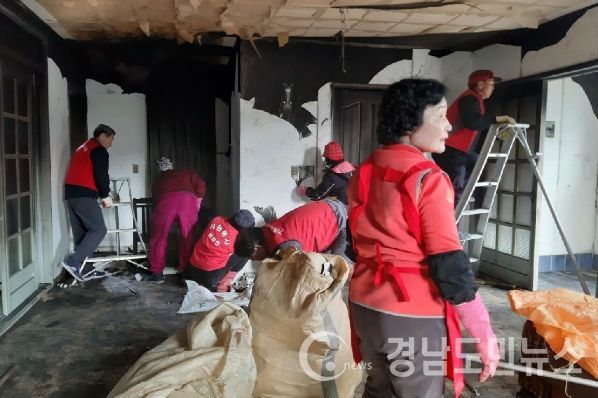 북상면 화재가구 복구 봉사(사진/거창군)