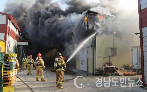 남상면 홍덕길 논공단지 공장에서 화재가 발생했지만 신속한 출동으로 30여 분만에 화재를 진압했다.(사진/거창군)