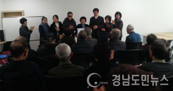 설 명절을 맞이하여 떡국 떡 130박스를 시·청각장애인단체에 전달했다.(사진/합천군)