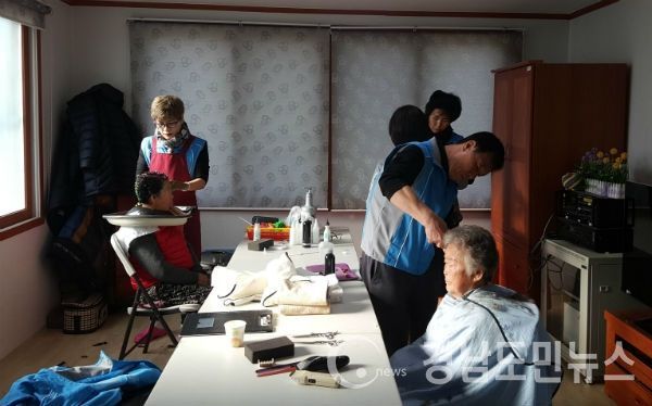 120자원봉사대 미용활동(사진/산청군)