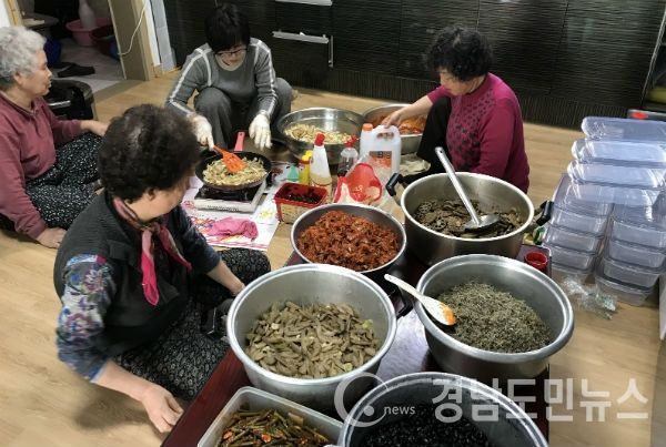 마을별 특성화사업은 중산마을에 재료비를 지원하여 마을에서 손수 만든 밑반찬을 독거노인 10여 가구에게 직접 방문해 말벗과 안부를 확인하면서 직접 전달한다.(사진/거창군)