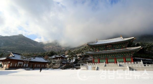 눈 내린 산청군 동의보감촌 동의전 설경(사진/산청군)