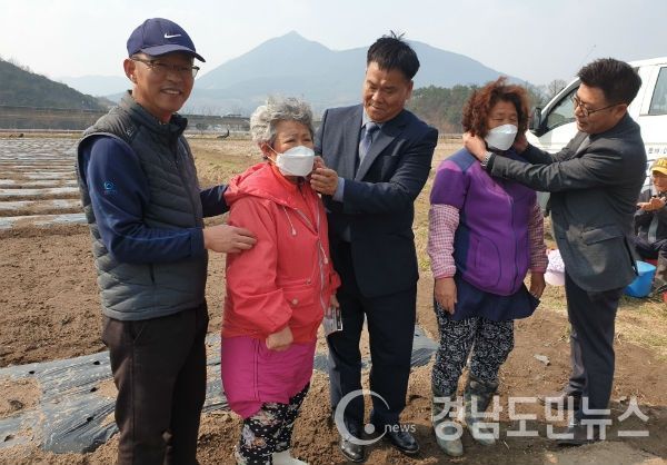 저소득층 황사마스크 배부(사진/산청군)