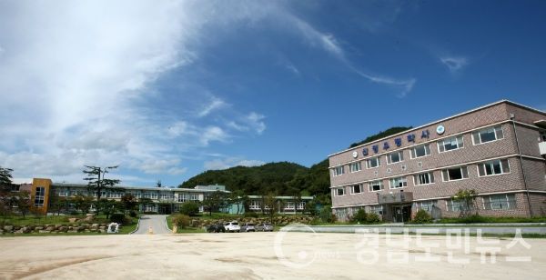 산청우정학사 전경