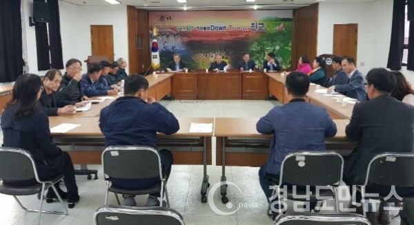 ‘행복한 군민, 튼튼한 하동’ 실현을 위해 본청과 읍·면이 주요 현안을 협의하고 교류하는 소통행정에 나섰다.(사진/하동군)