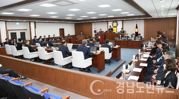 18일 오전 제2차 본회의를 열어 14건의 안건을 심사 확정하고 제232회 임시회를 마무리했다.(사진/합천군의회)