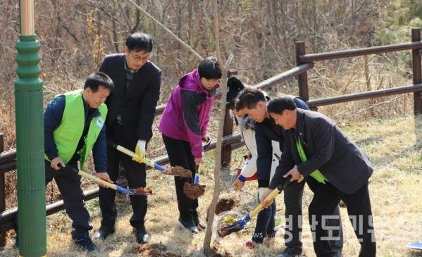 금오산 진교전망대 일원 나무심는 모습(사진/하동군)