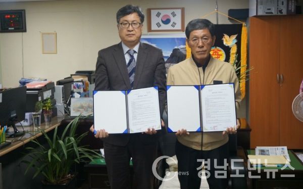 하동군 금성면발전협의회(위원장 강정현)는 지난 20일 협의회 사무실에서 진주 의료랜드마크 하얀메디컬(대표원장 이병송)과 의료복지증진 협약식을 체결했다.(사진/하동군)