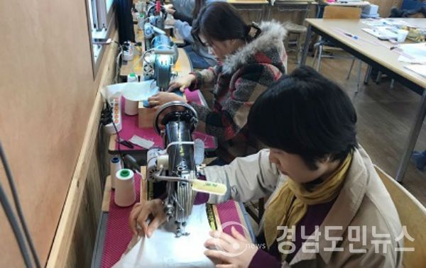 산청군건강가정·다문화가족지원센터가 지역 내 결혼이민자 여성들의 진로 탐색에 도움을 주기 위한 ‘홈패션’ 강좌를 진행한다.(사진/산청군)