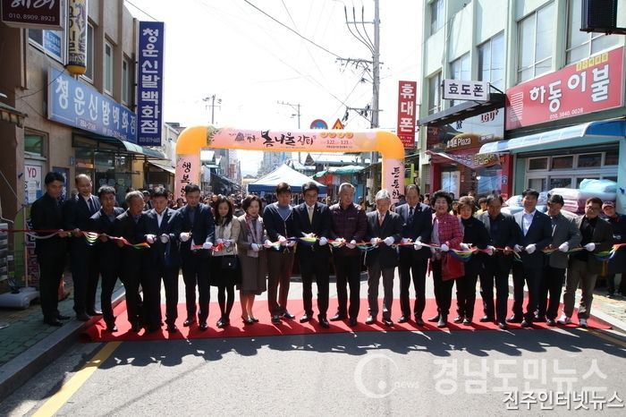 ‘3색 3맛을 찾아 떠나는 하동나들이’를 슬로건으로 2015년 처음 시작해 올해로 5년째를 맞은 알프스하동 봄나물장터에 각지에서 몰려든 사람들로 북적였다.(사진/하동군)