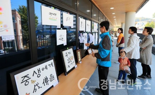 산청군 문화예술인 지원 대폭 확대 자료사진 산청문화원 문화학교 작품 전시회(사진/산청군)