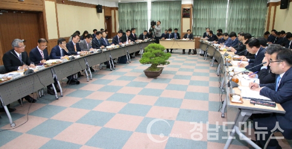 경남도내 부시장·부군수 회의가 26일 오전 하동녹차연구소 2층 대회의실에서 경남도 주관으로 개최됐다.(사진/하동군)