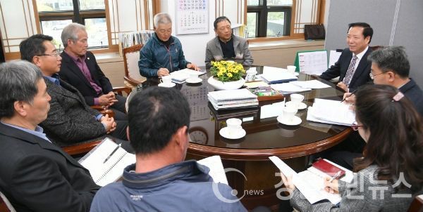 거창군은 27일 과수‧보건의료 관계자 등과 만나 군의 농업경쟁력 강화와 지역 책임의료기관 지정에 대해 고민하고 소통하는 시간을 가졌다.(사진/거창군)