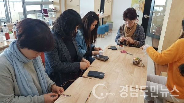 산청한의학박물관 오색실팔찌 만들기(사진/산청군)