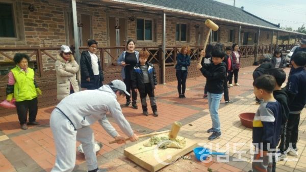 지난달 30일 드림스타트 아동 및 가족 35명이 참여하여 봄 요리교실을 운영했다.(사진/산청군)