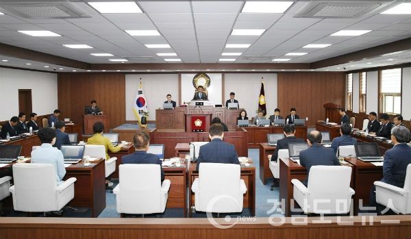 제233회 임시회 개회(사진/합천군의회)