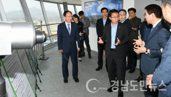 거창군은 8일 박성호 경상남도지사 권한대행이 이번 2019년 지역발전 투자협약 시범사업에 선정된 거창승강기밸리를 현장을 방문했다.(사진/거창군)