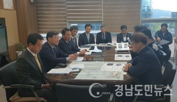 경남도청과 낙동강유역환경청을 방문해 2020년 균형발전특별회계 사업 및 동부권 매립장 조성 사업 등 주요 현안사업 26건에 1422억 원의 국·도비지원을 요청했다.(사진/합천군)