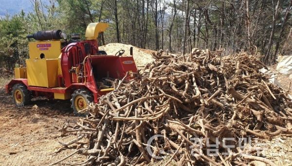 칡뿌리 부산물로 친환경 퇴비를 생산해 농가에 공급한다.(사진/하동군)
