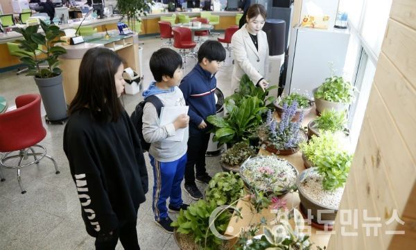산청군이 민원실을 방문하는 군민들에게 쾌적한 공기를 제공하기 위해 공기청정기를 설치했다.(사진/산청군)