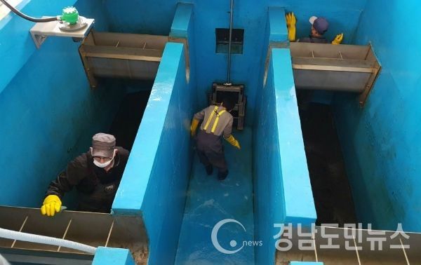 산청군 정수장 내부 시설물 청소(사진/산청군)