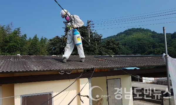 산청군이 지역주민들의 건강보호와 주거환경 개선을 위해 노후 주택 슬레이트 철거·처리비 지원사업을 실시한다.(사진/산청군)