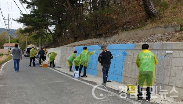 장재마을에서 ‘희망나눔 마을벽화그리기 사업’을 실시했다.(사진/산청군)