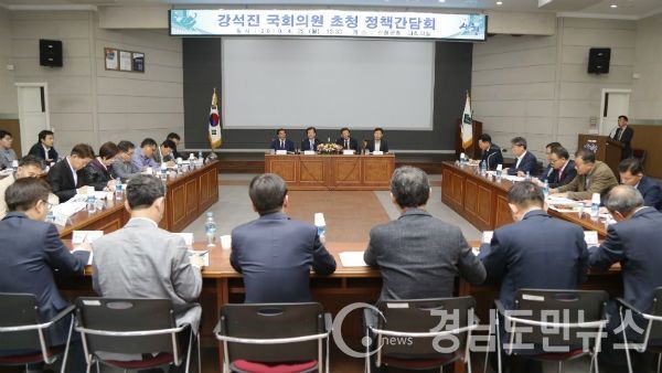 군청 대회의실에서 강석진 국회의원, 이재근 군수, 이만규 군의회 의장, 박우범 도의원, 실국과장 등이 참석한 가운데 정책간담회를 가졌다.(사진/산청군)