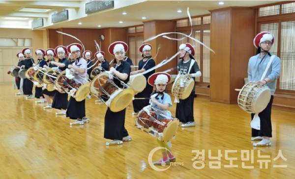 하동군 악양면은 한마음 독일 풍물패가 오는 29·30일 평사리 최참판댁 인근 아내안문화원(옛 황실차문화원)에서 ‘동·서양 대지에 절하다’를 주제로 작은 음악회를 연다.(사진/하동군)