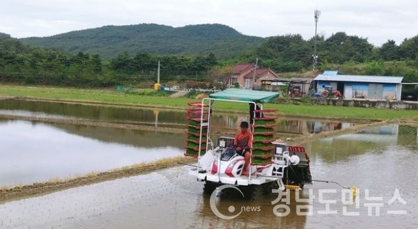 한국남동발전(사장 유향열)은 지난 25일 진주 본사 이사회 회의실에서 김봉철 상임감사위원이 참석한 가운데‘갈등관리심의위원회 위촉식 및 정기회의’를 시행했다.