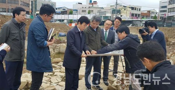 진주시는 26일 촉석문 앞에 위치한 진주대첩광장조성터에 대한 문화재 정밀발굴조사 학술자문회의를 가졌다.(사진/진주시)